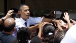 Tổng thống Obama bắt tay các cử tri gốc Châu Mỹ Latinh tại Orlando, Florida.