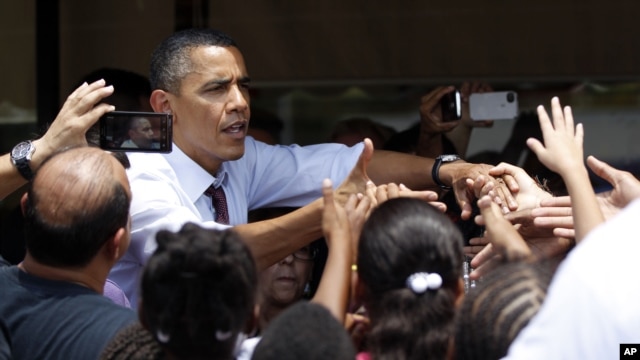 Tổng thống Obama bắt tay các cử tri gốc Châu Mỹ Latinh tại Orlando, Florida.