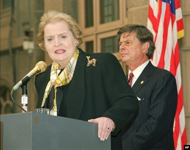 1997年2月24日，美国国务卿奥尔布赖特在北京对美国驻华使馆工作人员发表讲话，美国驻华大使尚慕杰(右)在场