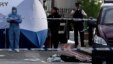 Petugas forensik dari kepolisian London tengah memeriksa lokasi kejadian dimana seorang pria tewas di Woolwich, London (22/5).
