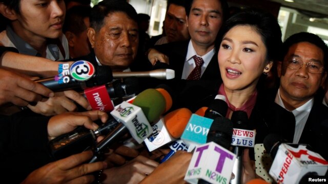 Cựu Thủ tướng Yingluck Shinawatra bị lật đổ nói chuyến với các phóng viên tại Quốc hội ở Bangkok, ngày 9/1/2015.