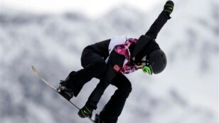အမ်ဳိးသမီး snowboard slopestyle ေနာက္ဆံုးပဲြစဥ္မွာ ေနာ္ေဝးႏိုင္ငံက အားကစားမယ္ Silje Norendal ယွဥ္ၿပိဳင္စဥ္။ (ေဖေဖာ္ဝါရီ ၉၊ ၂၀၁၄)