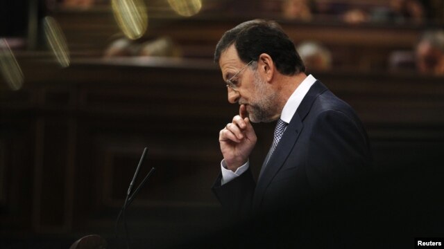 El primer ministro español Mariano Rajoy gesticula durante una sesión parlamentaria. El gobierno anunció este miércoles nuevas medidas de austeridad que buscan sacar a este país de sus crisis económica.