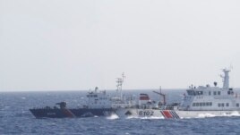 Tàu Trung Quốc (phải) theo sát tàu của Lực lượng Cảnh sát biển Việt Nam gần giàn khoan Hải Dương 981.