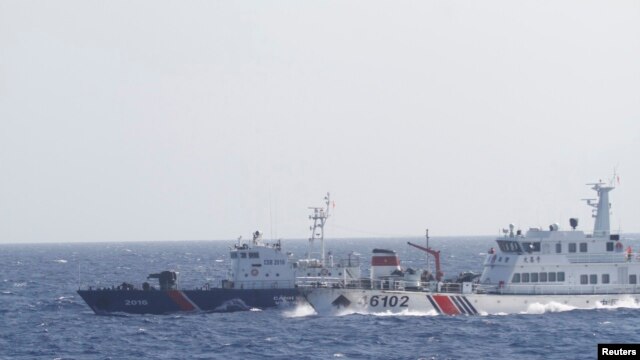 Tàu Trung Quốc (phải) theo sát tàu của Lực lượng Cảnh sát biển Việt Nam gần giàn khoan Hải Dương 981.