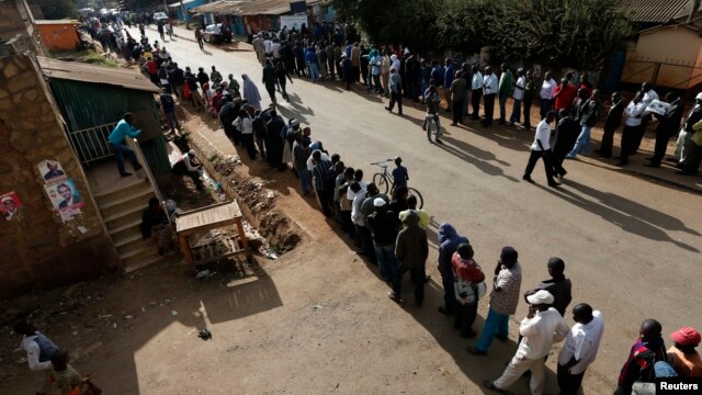 Cử tri Kenya xếp hàng dài chờ bỏ phiếu tại khu ổ chuột Kibera ở Nairobi, ngày 4/3/2013.