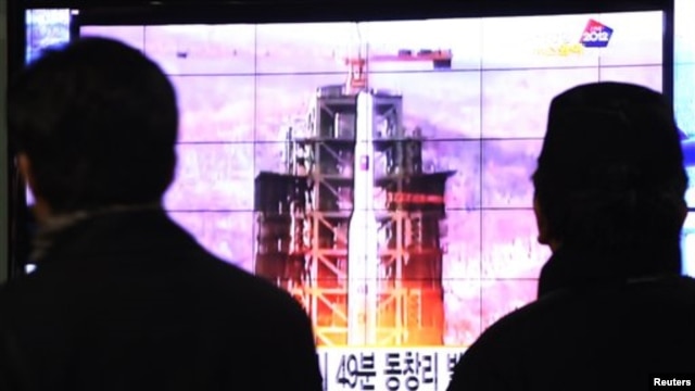 지난 12일 한국 서울에서 북한의 장거리 로켓 발사 보도를 지켜보는 시민들.