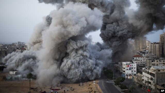 Khói bốc lên sau một cuộc tấn công của lực lượng Israel vào thành phố Gaza, ngày 18/11/2012.