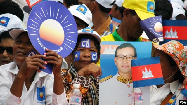 Supporters await the arrival of Cambodian opposition leader Sam Rainsy at Freedom Park, Phnom Penh, July 19, 2013. (Robert Carmichael/VOA)