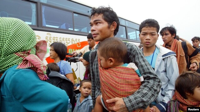 (Ảnh tư liệu) - Người Thượng Việt Nam lên xe buýt sau khi đến sân bay quốc tế Phnom Penh, 28/7/2004.
