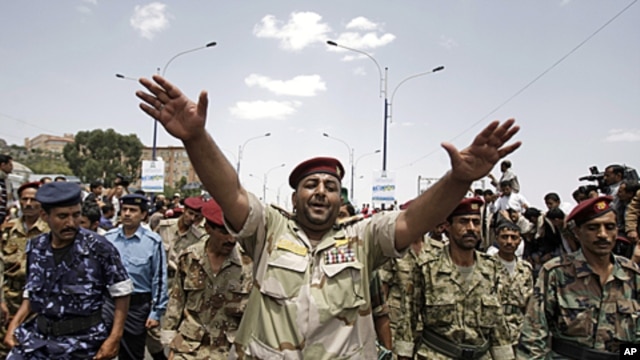 Yemeni army soldiers, who defected, join a demonstration demanding the resignation of President Ali Abdullah Saleh in Sana'a, September 16, 2011.