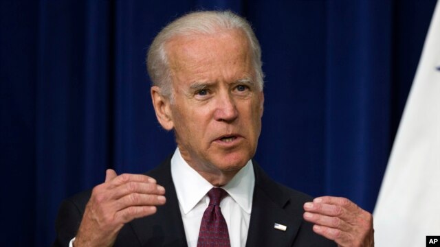 Phó Tổng thống Joe Biden cân nhắc khả năng tham gia cuộc đua giữa lúc các khảo sát chính trị cho thấy tỉ lệ ủng hộ bà Clinton sụt giảm.