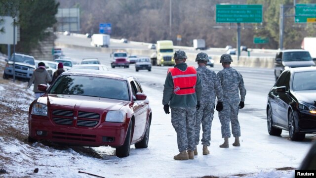 Binh sĩ giúp mọi người lấy xe ra khỏi tuyết ở Atlanta, Georgia, 29/1/2014