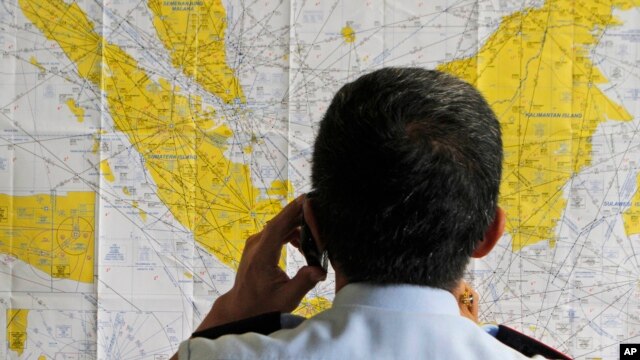 Các giới chức cho biết, trước khi mất liên lạc, phi công đã yêu cầu đài kiểm soát không lưu ở Jakarta cho phép tăng độ cao khoảng 1,800 mét để tránh thời tiết xấu.