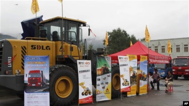 Sebuah kendaraan baja dari perusahaan pembuat mesin Tiongkok SDLG (Shandong Lingong) dipajang dalam kegiatan Pameran Perdagangan Internasional di Rason, Korea Utara, 20 Agustus 2012 (Foto: dok). Perdagangan Korut-Tiongkok meningkat melampaui 70 persen di tahun 2011.