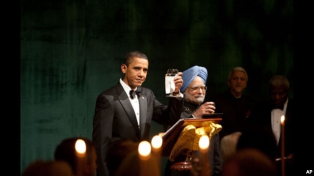 President Barack Obama and Prime Minister Manmohan Singh offer a toast during the State Dinner at the White House. November 24, 2009.