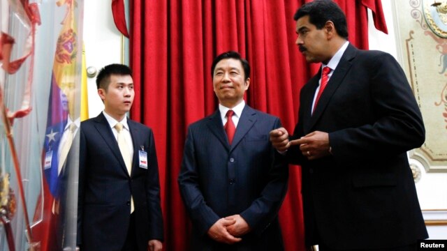 El presidente de Venezuela, Nicolás Maduro, y el vicepresidente chino, Ly Yuanchao (centro) en Caracas en mayo pasado.