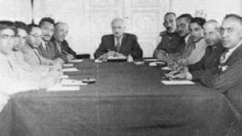 Seyid Cəfər Pişəvəri Mili Hökumətin kabinet iclasına sədrlik edir, 1945.