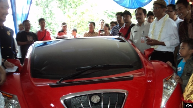 Menteri BUMN Dahlan Iskan siap mengujicoba kemampuan Tucuxi, mobil sport listrik produksi Indonesia (VOA/Yudha Satriawan)