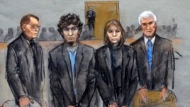Bị can Dzhokhar Tsarnaev (thứ nhì từ trái) đứng cùng với các luật sự biện hộ trong khi hội thẩm đoàn trình bày phán quyết trong phiên toà liên bang ở Boston, 8/4/15
