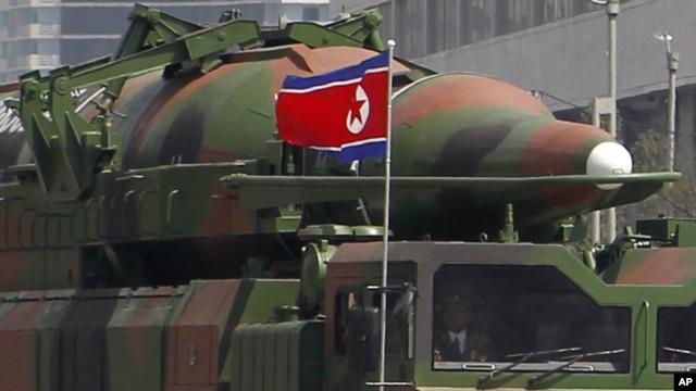 在这张摄于2012年4月15日的照片中，军车载着一枚貌似新型导弹的武器参加阅兵游行，驶过金日成广场，庆祝金日成冥诞100年。
