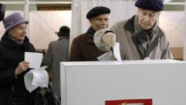 Litvanci glasaju na biračkom mestu u Viljnusu