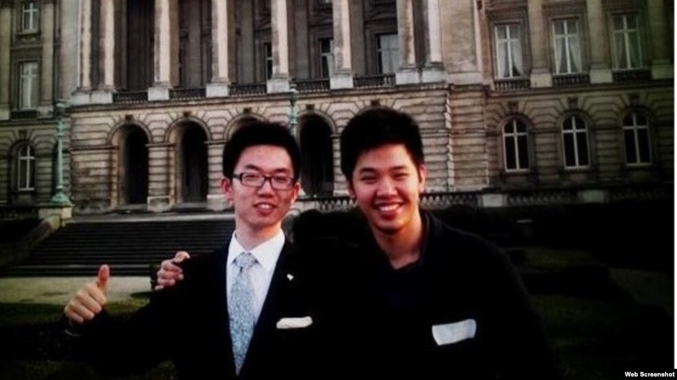 Vũ Minh Hoàng (phải), người từng giữ chức Vụ phó Vụ Kinh tế Ban chỉ đạo Tây Nam Bộ, trong một bức hình được truyền thông trong nước nói là được chụp khi anh tham gia diễn đàn chính sách thanh niên Châu Âu vào tháng 4 năm 2014