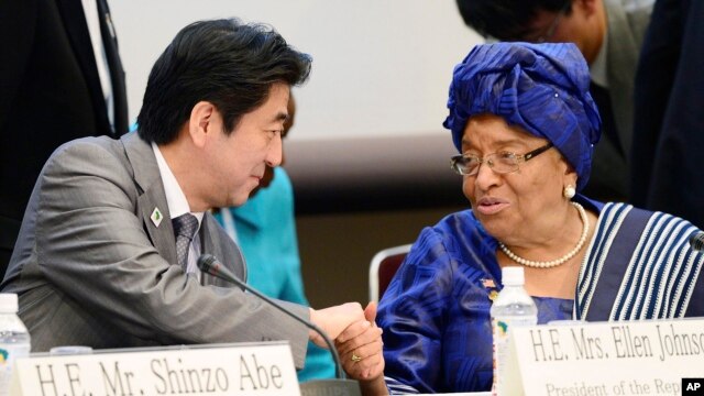 Thủ tướng Nhật Bản Shinzo Abe bắt tay Tổng thống Liberia Ellen Johnson Sirleaf tại hội nghị quốc tế ba ngày bàn về Châu Phi diễn ra tại thành phố Yokohama, ngày 2/6/2013.