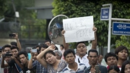 Dân Miến Ðiện tụ tập bên đường để đón chào Tổng thống Obama, ngày 19/11/2012.