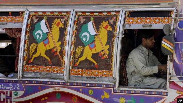 Xe chở khách truyền thống của Pakistan trên đường phố Peshawar. Thông thường 2 ghế phía trước cạnh tài xế được dành cho phụ nữ. Các ghế còn lại trên xe là dành cho các ông.