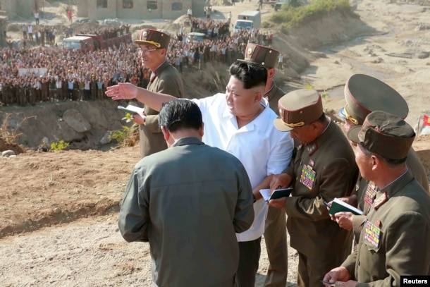 북한 김정은 국무위원장이 라선시 수해 복구 현장을 방문했다고, 지난해 9월 북한 관영 조선중앙통신이 보도했다. (자료사진)