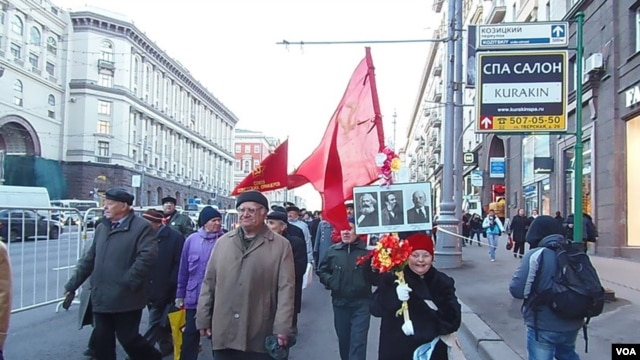 2012年11月7日，俄罗斯共产党在莫斯科市中心游行纪念十月革命节。（美国之音白桦拍摄） 