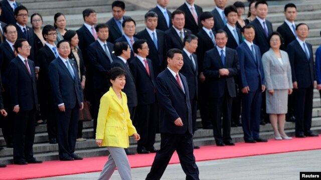 Tổng thống Nam Triều Tiên Park Geun-Hye và Chủ tịch Trung Quốc Tập Cận Bình duyệt hàng quân danh dự tại Sảnh đường Nhân dân ở Bắc Kinh, ngày 27/6/2013.