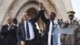 Le président François Hollande de France (2e G) joint les mains avec le président intérimaire Dioncounda Traoré du Mali à la place de l'Indépendance  à Bamako, au Mali 2 février, 2013.