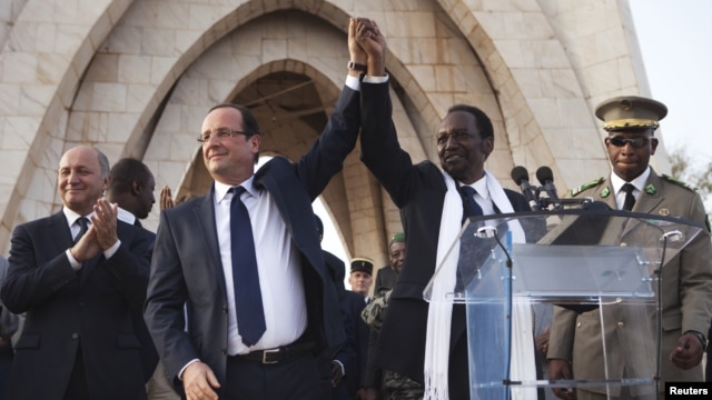Tổng thống Pháp Francois Hollande và Tổng thống lâm thời Mali Dioncounda Traore tại Bamako, ngày 2/2/2013.