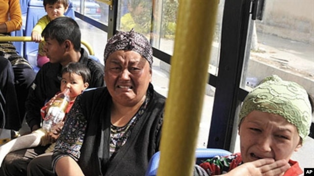 Uzbek women weep on a bus as it leaves the southern Kyrgyz city of Osh at the height of ethnic clashes in June 2010 (FILE PHOTO).