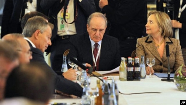 US Secretary of State Hillary Clinton (r), US Middle East envoy George Mitchell (c) and the Middle East Quartet special envoy Tony Blair (l) gathered at a group meeting at the 47th Munich Security Conference, February 5, 2011