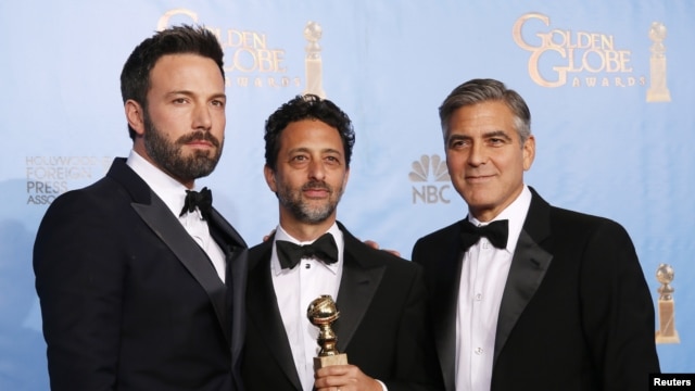 Produser dan Sutradara Ben Affleck (kanan) berpose bersama para produser film "Argo" Grant Heslov (tengah) dan George Clooney (14/1). Ben Affleck menerima penghargaan Sutradara Terbaik dan Film "Argo" diumumkan sebagai pemenang dalam katagori film drama terbaik dalan ajang tahunan Golden Globe Award ke-70 di Beverly Hills, California.