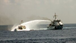 Tàu hải giám của Trung Quốc phun vòi ròng vào tàu của Việt Nam