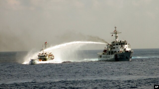 Tàu Trung Quốc dùng ròi rồng phun vào tàu kiểm ngư Việt Nam (Ảnh do Cảnh sát biển Việt Nam công bố ngày 4/5/2014).