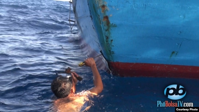 Ngư dân tự sửa chữa tàu cá sau khi bị tàu cá trá hình có vỏ sắt của TQ đâm bể