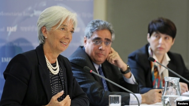 International Monetary Fund managing director Christine Lagarde (L) speaks at a news conference at the Treasury in London, May 22, 2012. 
