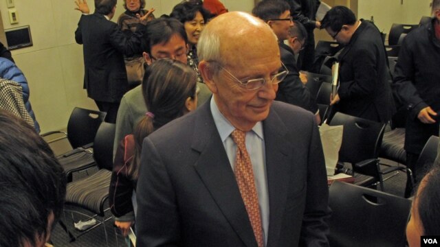 Thẩm phán Tối Cao Pháp viện Hoa Kỳ Stephen Breyer nói chuyện với các nhà báo