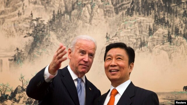 Phó Tổng thống Mỹ Joe Biden và Phó Thủ tướng Trung Quốc Lý Nguyên Triều tại Bắc Kinh, ngày 5/12/2013.