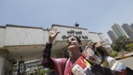 Una mujer egipcia espera a las afueras del hospital militar de Maaddi, donde se encuentra internado el derrocado presidente egipcio, Hosni Mubarak.