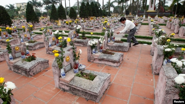 Mộ của binh sĩ Việt Nam hy sinh trong cuộc chiến biên giới 1979 tại nghĩa trang quân đội bên ngoài Hà Nội.