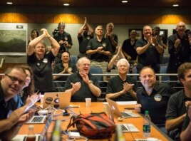 Các thành viên của đội chuyên viên New Horizons vui mừng khi nhìn thấy hình ảnh Diêm Vương Tinh mới nhất và rõ nét nhất trước lần tiếp cận sát nhất sau đó trong ngày, 14/7/2015, Phòng Thí nghiệm Vật lý Ứng dụng Đại học Johns Hopkins.