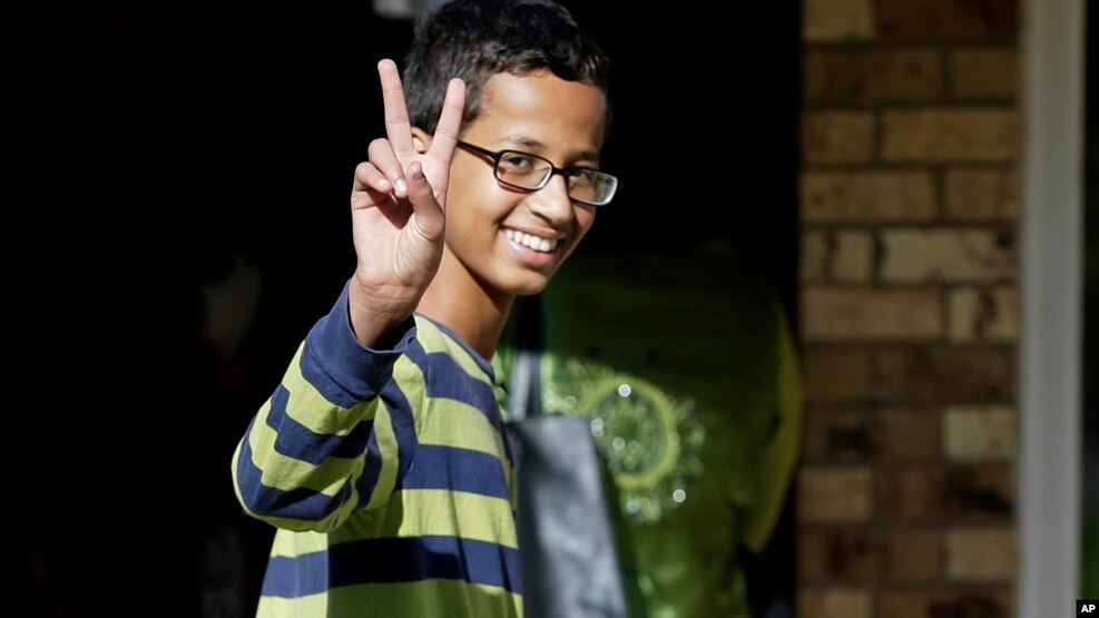 La demanda fue presentada en nombre Ahmed Mohamed, de 14 años, el muchacho genio que fabricó un reloj que fue confundido con una bomba.