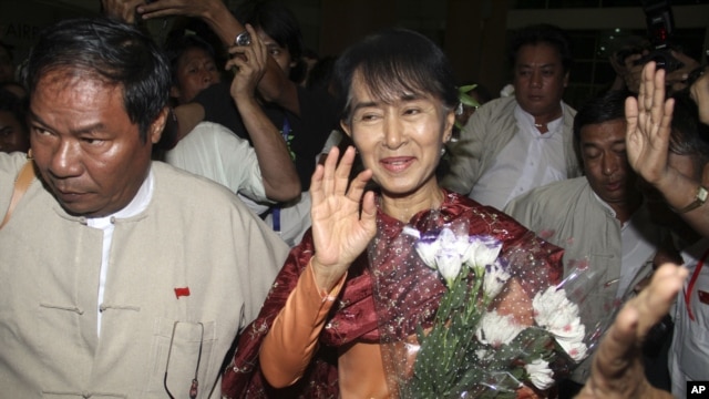Pemimpin oposisi Burma, Aung San Suu Kyi berangkat untuk melakukan kunjungan ke New Delhi, India (12/11). 