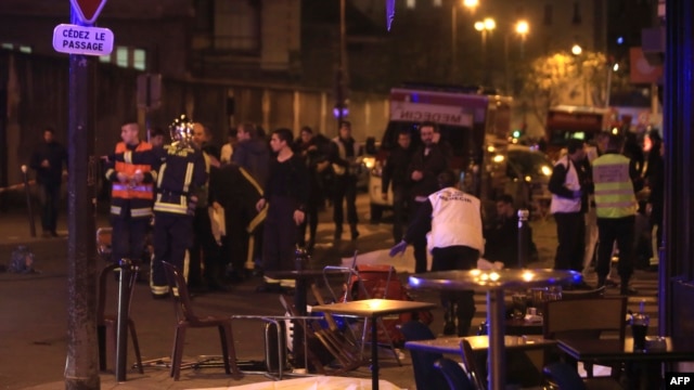 Nhân viên cứu hộ và nhân viên y tế cấp cứu nạn nhân tại một nhà hàng ở Paris, ngày 13/11/2015.
